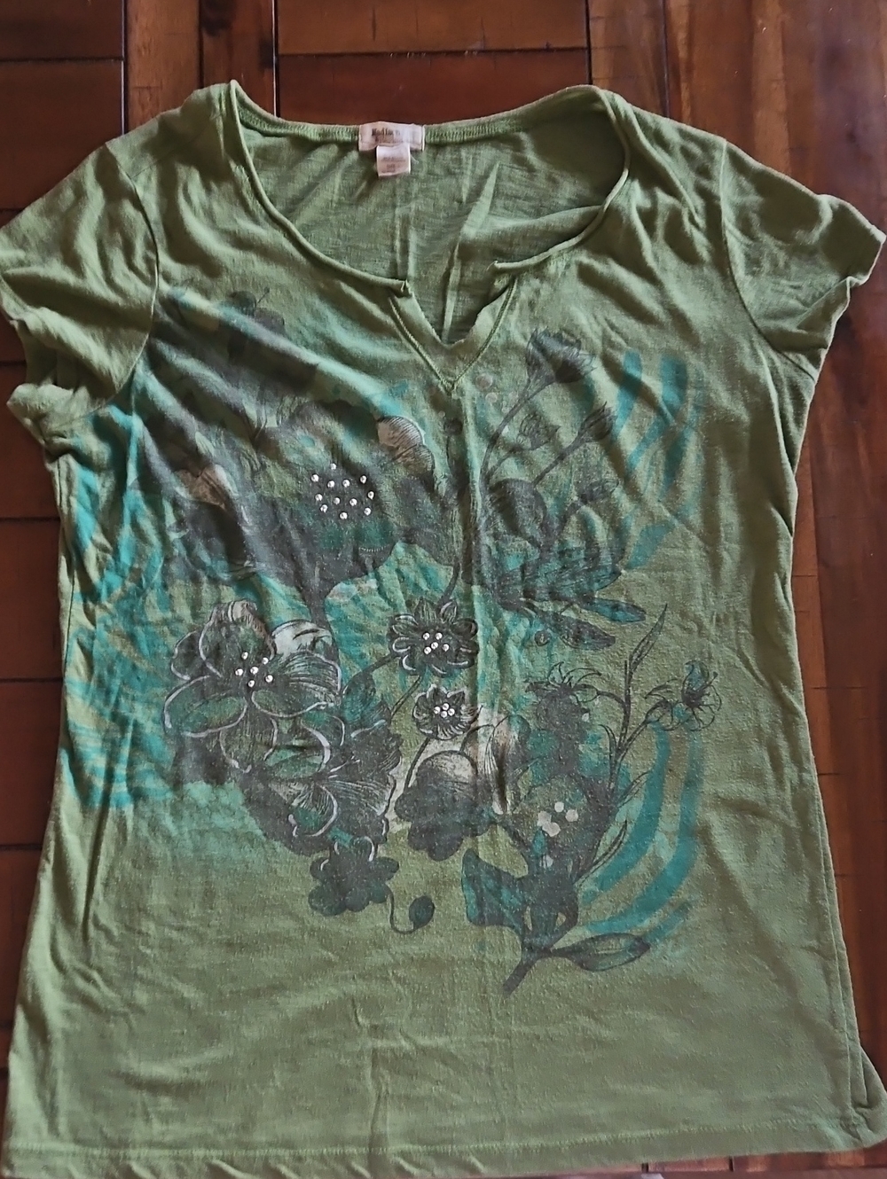 Madison & Berkeley Women's Green Floral V-Neck Short Sleeve Tee